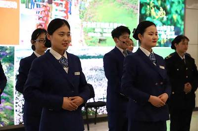 青島地鐵13號線服務禮儀操比武大賽拉開戰幕，專業服裝出租助力服務風采
